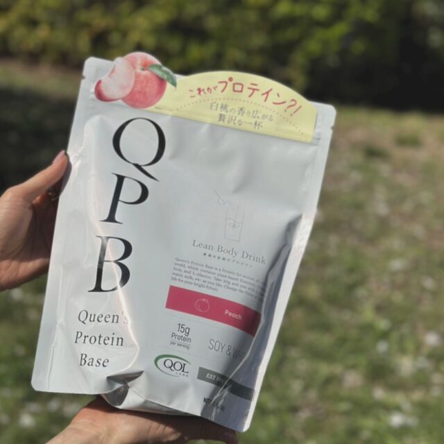 🍑✨大人気QPBシリーズにNewフレーバー登場！✨🍑
＼ ピーチ味、大好評発売中！ ／

🎀 QPB／クイーンズプロテインベース ピーチ味

夏にぴったり🌞爽やかでジューシーな味わい
数量限定フレーバーを、ぜひお楽しみください💛

✔ 美容も健康も意識したい方に
✔ 食事バランスが気になる日にも
✔ 甘すぎず飲みやすい、ふんわりピーチ風味🍑

💡 お召し上がり方
1回あたり約10g〜20g（カレースプーン大盛り1〜2杯）を目安に、
牛乳や水（約100〜200cc）にサッと溶かして飲むだけ🫶

🌴 数量限定フレーバーのため、お早めにチェックを！
QPBピーチ味、ぜひご賞味ください🍑✨

#プロテイン #ダイエット #キレイ #習慣 #ボディメイク #トレーニング #筋トレ #筋トレ女子 #フィットネス #パーソナルトレーニング #ワークアウト #筋肉 #減量 #健康 #美容 #運動 #タンパク質 #QOL #ピーチ味